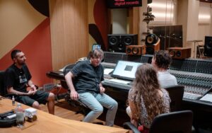 Studenti del corso di mixaggio audio presso Cesma.